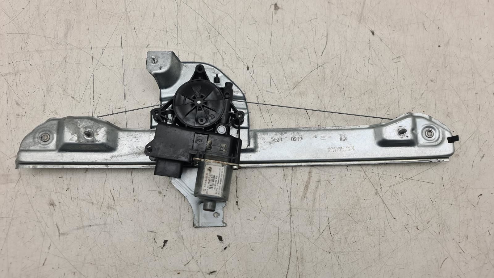 0130822968 Peugeot  2008 I (CU) 1.2 VT HM01 82 için ön sağ cam kirikosu